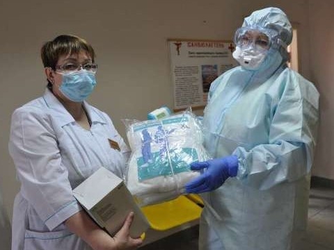 Респираторы, костюмы, стерилизаторы: медиков снабжают средствами защиты для борьбы с инфекцией